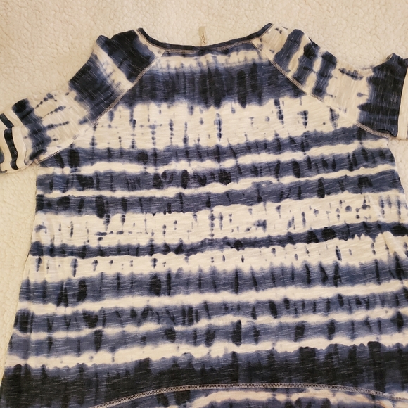 Cato Active Women's Size Large pull over short sleeve tye dyed blue & white top - Picture 4 of 6